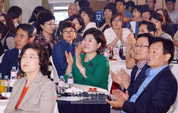 8일 조은희(가운데) 서초구청장이 청사 2층 대강당에서 진행된 정책 결정 주민행사에 참여해 박수를 치고 있다. 주민들은 이날 현장에서 전자투표를 통해 정책 선호도를 나타냈다. 최해국 선임기자 seaworld@seoul.co.kr