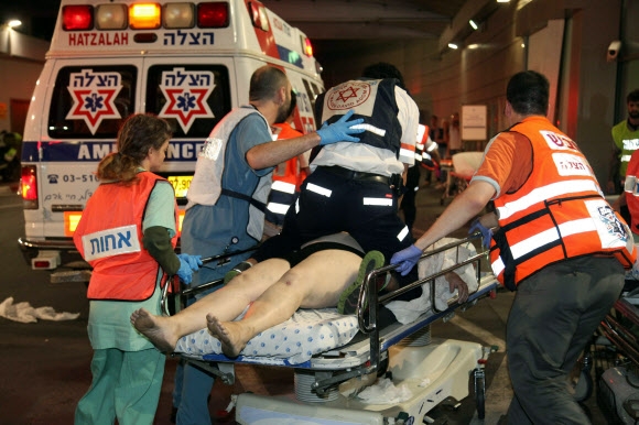 병원으로 옮겨지는 텔아비브 총격 중상자