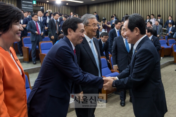 우상호 원내대표와 악수하는 정세균 의원