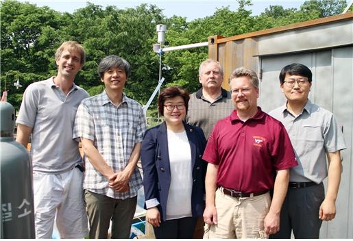 김영한 서울시의회 보건복지위 부위원장이 9일 한반도 대기오염 개선을 위해 방한한 美 NASA연구팀의 오염측정 현장을 방문, 기념촬영을 하고 있다.