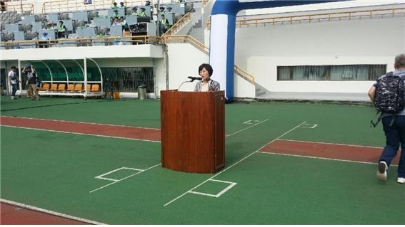 서울시의회 이순자 보건복지위원장이 8일 목동운동장에서 열린 ‘2016 노숙인 자활체육대회’에서 축사를 하고 있다.