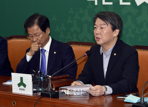 국민의당 김수민 의원의 리베이트 수수의혹이 파문을 일으키는 속에 안철수 공동대표가 10일 국회에서 열린 최고위회의에서 발언하고 있다. 정연호 기자 tpgod@seoul.co.kr