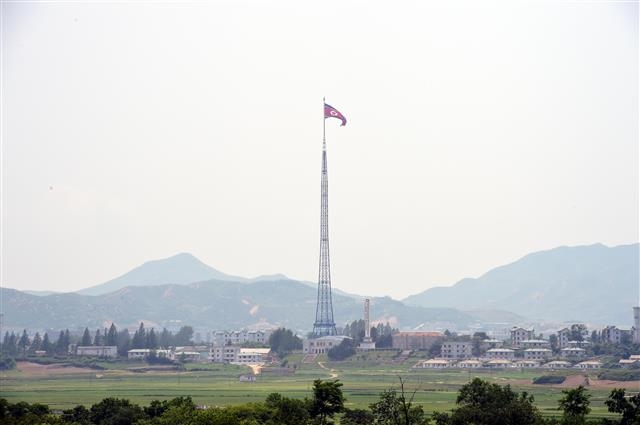 북한 쪽의 개성 송악산을 배경으로 한기정동 마을에 인공기가 걸려 있는 160m 기둥탑. 한미연합사 제공 