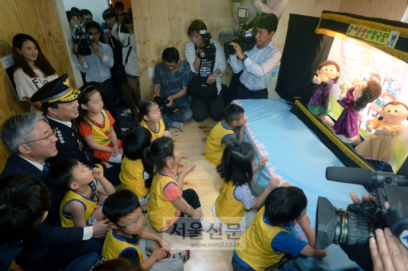 주민들과 소통하는 ‘문화파출소’. 이언탁 기자 utl@seoul.co.kr