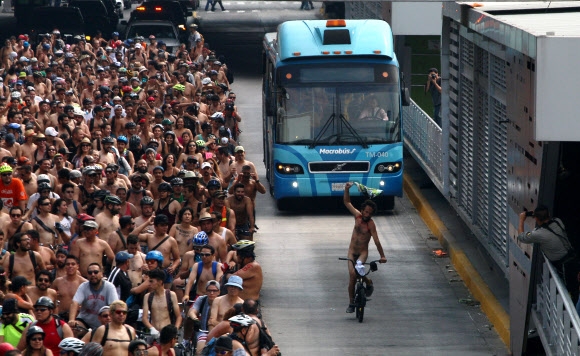 11일(현지시간) 멕시코 과달라하라에서 열린 ‘세계 누드 자전가 대회(World Naked Ride)’ 참가자들이  벌거벗은 채 자전거를 타고 있다. 이 대회는 환경 오염을 줄이고 자전거 이용을 권장하기 위해 열렸다. AFP 연합뉴스