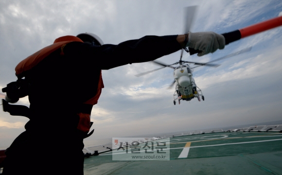 특수수난구조대원을 태운 해경 헬기가 이함을 하고 있다.