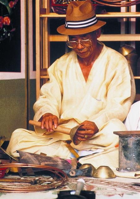 조병주옹이 새납(태평소)를 만들기 위해 나무 관에 동팔랑을 달고 있다. 경기 파주시무형문화유산 제1호로 지정된 조병주옹은 경기도 무형문화재 제33호인 금산리 민요의 회원으로서 새납 연주를 맡을 정도로 연주 실력도 뛰어나다. 파주지역문화연구소 제공