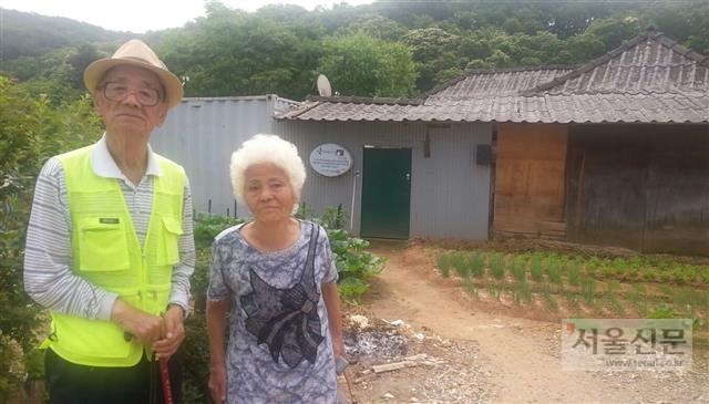 조병주(왼쪽)옹이 파주시 탄현면 금산2리 집 앞에서 부인과 포즈를 취하고 있다. 한상봉 기자 hsb@seoul.co.kr