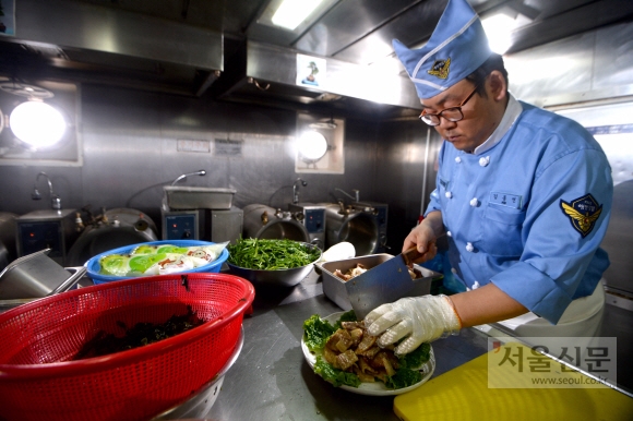 대원들의 식탁을 챙기는 조리장은 장기계약직으로 외부 외식업체에서 일한 전문가다.