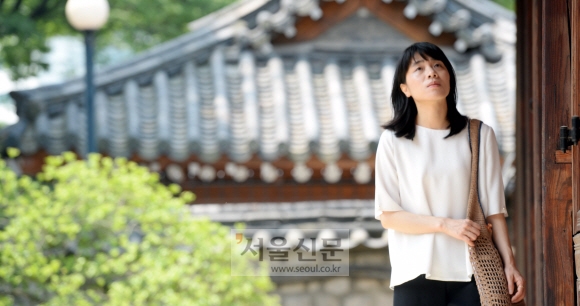 김숨 작가는 신작에 대해 “전작들이 내 통제 안에 있었다면 이번 작품은 내 통제를 벗어난 영역이 많았다”며 “내게 가르침을 주고 사회를 보는 시선을 확장해 준 소설”이라고 했다. 강성남 선임기자 snk@seoul.co.kr