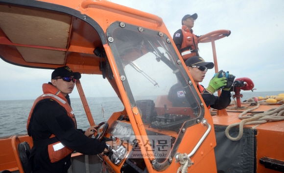 해경대원들이 무인도에 설치된 서해영해기점표시석을  점검하고 있다.