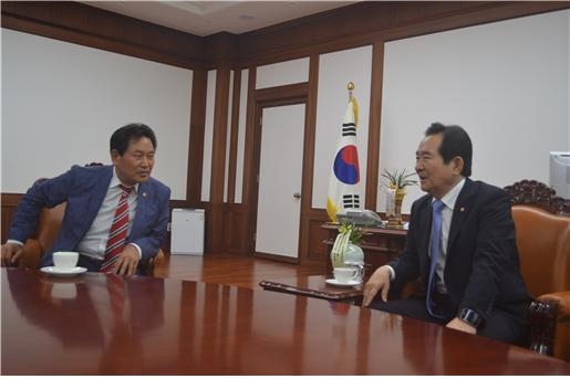 성백진 서울시의원(왼쪽)이 정세균 국회의장을 방문, 정책보좌관제 도입의 필요성에 대해 강조하고 있다.