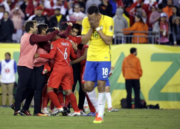 브라질, 페루에 0-1 패배로 코파아메리카 조별리그 탈락. AP=연합뉴스