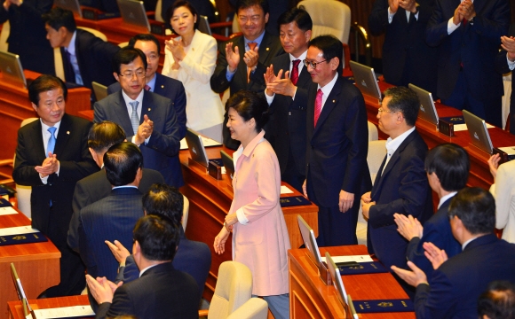 박근혜 대통령이 13일 국회에서 ‘20대 국회 개원연설’을 하기 위해 의원들의 박수를 받으며 국회 본회의장에 들어서고 있다. 2016. 06. 13 안주영 기자 jya@seoul.co.kr