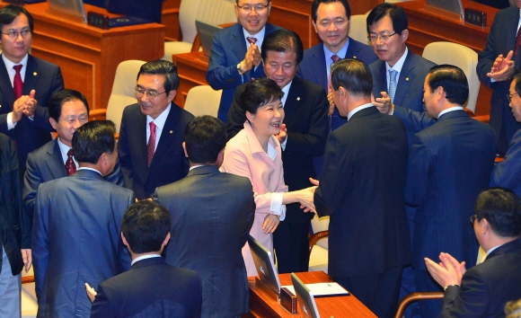 박근혜 대통령이 13일 국회 본회의장에서 ’20대 국회 개원연설’을 마친 뒤 본회의장을 나서며 의원들과 인사를 하고 있다.  안주영 기자 jya@seoul.co.kr