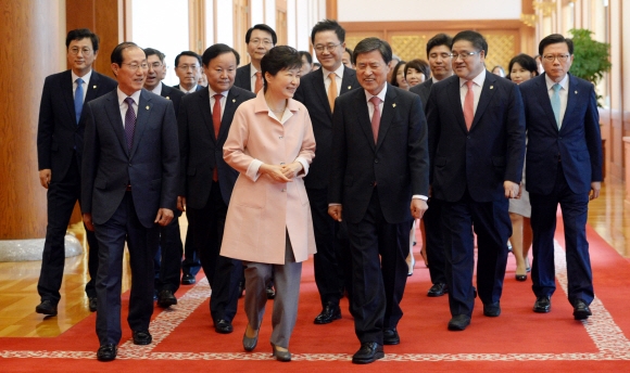 박근혜 대통령은 13일 신임 장·차관급 임명장 수여식을 마치고 수여자들과 중앙현관으로 걸어나오며 환담을 나누고있다.  안주영 기자 jya@seoul.co.kr