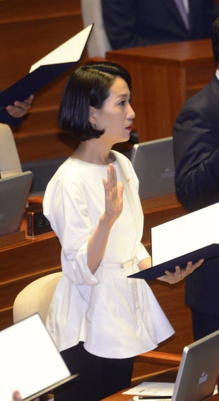  총선 홍보비 리베이트 수수 의혹을 받고 있는 국민의 당 김수민 의원이 의원선서를 하고 있다. 서울신문DB