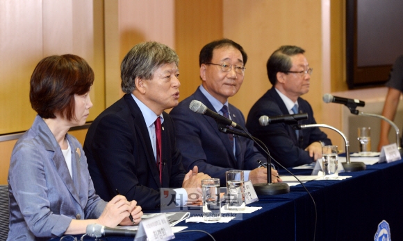 13일 서울 서대문구 연세대 학술정보관에서 열린 ‘미래대학포럼’ 공개 토론회에 참여한 대학 총장들이 ‘문명사적 기로에 선 대학’을 주제로 토론하고 있다. 왼쪽부터 최경희 이화여대 총장, 염재호 고려대 총장, 김용학 연세대 총장, 이영무 한양대 총장. 강성남 선임기자 snk@seoul.co.kr