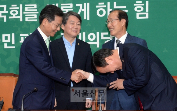 14일 이원종 청와대 비서실장과, 김재원 정무수석이 서울 여의도 국회 국민의당의 찾아 안철수, 천정배 공동대표와 인사를 나누며 이야기를 하고 있다.  박지환 기자 popocar@seoul.co.kr