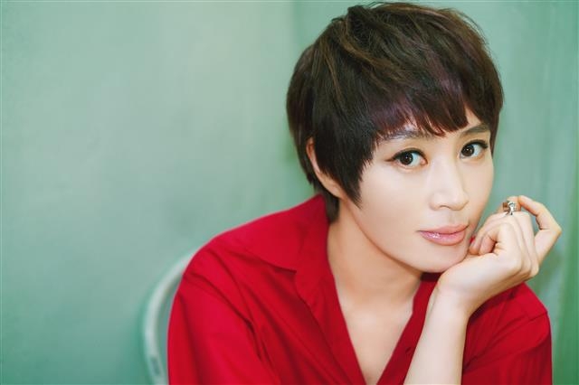 배우를 하지 않았다면 평범하게 학교 다니다가 졸업하고, 직장도 다니고 결혼한 뒤 아이를 키우며 남편을 내조하는 적당히 복스럽게 통통한 아줌마가 되어 있을 것 같다는 김혜수에게 실제로 언제 싱글에 안녕을 고할 거냐고 물었더니 ‘쿨’한 답변이 돌아왔다. “갈 때 되면 가겠죠, 뭐~.” 호두앤유엔터테인먼트 제공