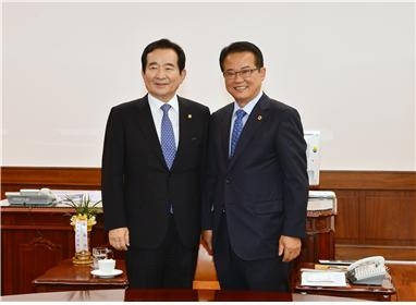 유찬종 서울시의원(오른쪽)이 13일 정세균 국회의장을 방문하고 정책보좌관제 도입의 필요성을 논의한뒤 기념촬영을 하고있다.