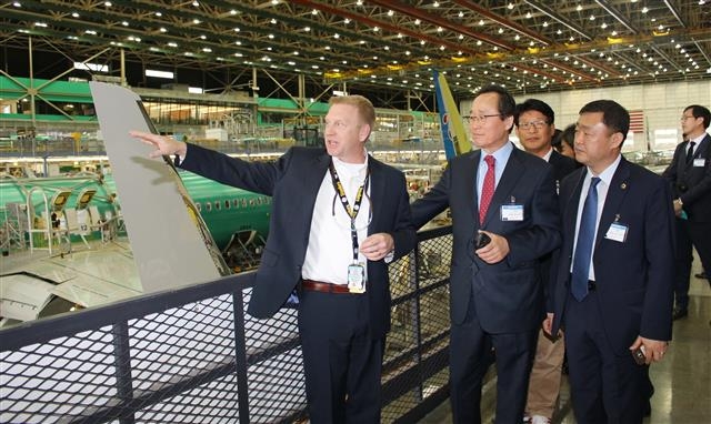 송하진(왼쪽 두 번째) 전북도지사가 지난달 미국의 항공기 제작회사인 보잉을 방문해 비행기 동체에 사용되는 탄소섬유의 역할과 기능에 대한 설명을 듣고 있다. 전북도 제공