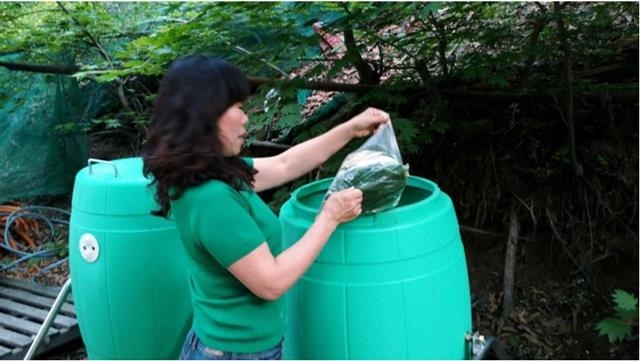 한 도봉구 주민이 퇴비화통에 음식물 쓰레기를 버리고 있다. 도봉구 제공