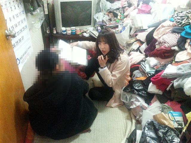 지난 3월 20일 서울 서대문경찰서 가정폭력전담경찰관 김혜림(오른쪽) 순경이 피해자 박모씨의 집을 방문해 상담을 하고 있다. 서대문경찰서 제공