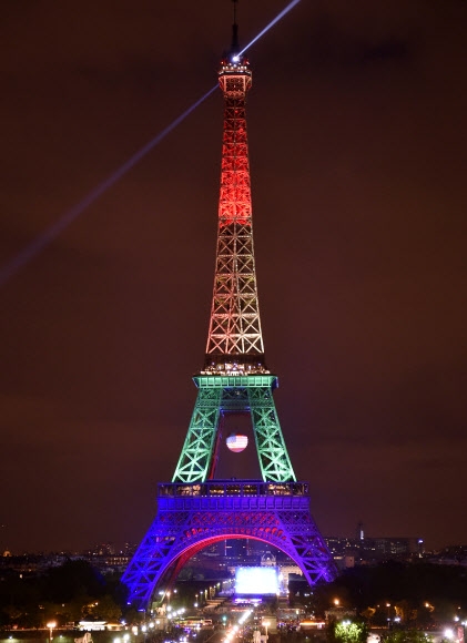 추모하는 무지개빛 에펠탑. 파리 AP 연합뉴스