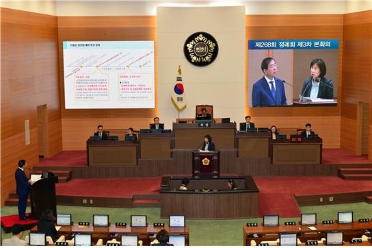 김혜련 서울시의원이 14일 정례회에서 박원순시장에게 간병인 관리의 문제점에 대해 질의하고 있다.