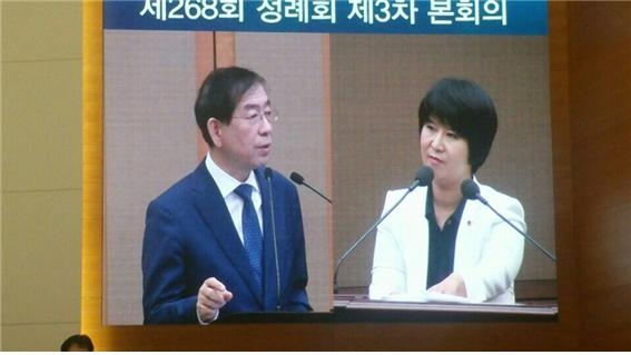 문형주 서울시의원(오른쪽)이 14일 박원순시장에게 홍제균형발전촉진지구 진행 지연에 대해 질의하고 있다.