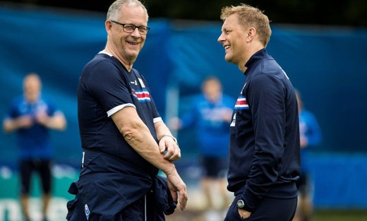특이하게도 아이슬란드 대표팀은 라르스 라게르바크(왼쪽)와 하이미르 할그림손 두 감독이 공동 운영한다.   BBC 홈페이지 캡처  　   