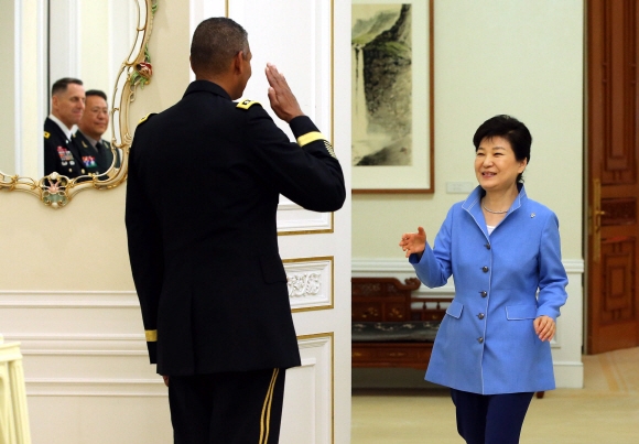 박근혜 대통령이 15일 오후 청와대에서 빈센트 브룩스 신임 한미연합사령관을 접견하고 있다.  안주영 기자 jya@seoul.co.kr