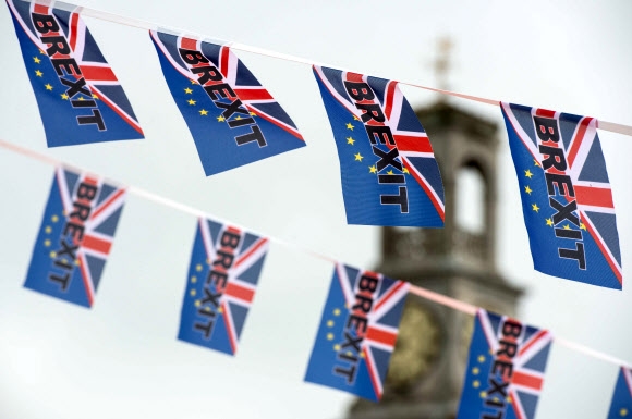 ‘브렉시트’(Brexit·영국의 유럽연합 탈퇴) 글자가 적힌 깃발이 나부끼는 모습. 브렉시트를 묻는 영국 국민투표는 오는 23일 진행된다. 사진=AFP 연합뉴스
