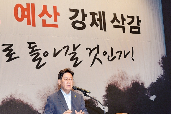 이재명 성남시장이 지난 4일 성남시청 온누리홀에서 열린 ‘성남시 재정파탄 저지를 위한 주민설명회’에서 “지방재정 개악하면 모라토리엄 시절로 회귀할 것”이라며 정부를 비판하고 있다.성남시 제공