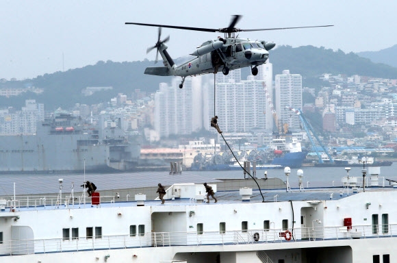부산 국제여객터미널서 대테러 훈련.부산 연합뉴스