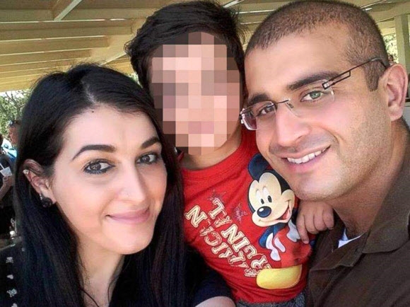 미국 올랜도 총기난사 테러범인 오마르 마틴(오른쪽)의 부인 누르 자히 살만(왼쪽)이 페이스북에 올린 가족사진.워싱턴 연합뉴스