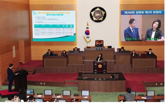 권미경 서울시의원이 14일 박원순 시장에 대한 시정질의에서 ‘서울시 노동정책 전담반’구성을 제안하고 있다.