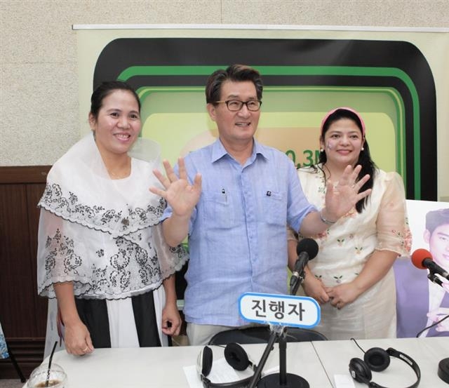 지난해 다문화가족박람회에 참석한 유종필(가운데) 관악구청장.