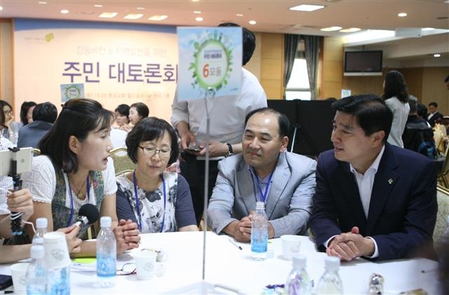 지난 14일 서울 강동구 명성교회에서 열린 주민 대토론회에서 이해식(오른쪽 첫 번째) 강동구청장이 주민들의 목소리에 귀를 기울이고 있다. 이날 토론회에는 다양한 연령대와 계층의 주민들이 참석해 일상생활과 관련된 아이디어를 개진했다. 강동구 제공