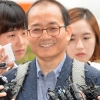 [서울포토] 검찰 출석한 왕주현, 취재진 질문에 웃으며 대답