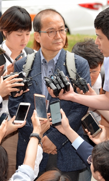 김수민 의원의 총선 홍보비 리베이트 의혹과 관련해 사건 연루 의혹을 받고 있는 국민의당 왕주현 전 사무부총장이 16일 서울 마포구 공덕동 서울서부지검에 조사를 받기 위해 출석해 취재진의 질문을 받고 있다.  손형준 기자 boltagoo@seoul.co.kr