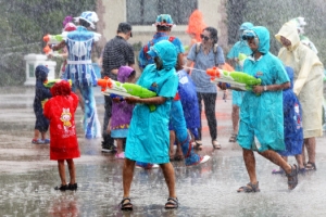 물총 세례, 쏴도 맞아도 시원해요