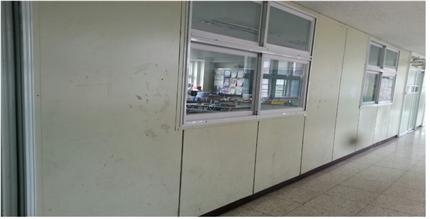 낡고 안전시설도 없는 샌드위치 패널 교실 모습