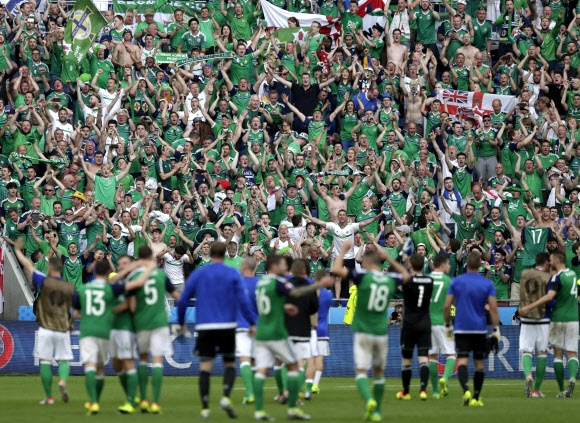 ‘유로 사상 첫 승리’ 북아일랜드에 환호하는 팬들