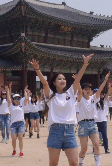 17일 서울 종로구 경복궁 흥례문 광장에서 열린 ’2016 국민과 함께하는 공공외교단 발대식’(한국이 나르샤)에서 청년 공공외교단원들이 공공외교 캠페인송 ’하이파이브, 코리아(High Five! Korea!)’ 에 맞춰 흥겨운 플래시몹을 선보이고 있다.  201‘6.17최해국 선임기자 seaworld@seoul.co.kr