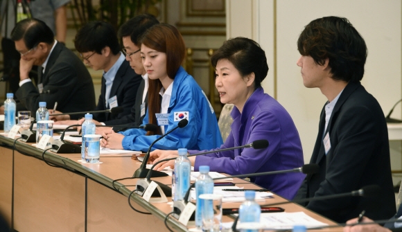 박근혜 대통령이 17일 청와대에서 열린 ’문화관광산업 경쟁력 강화 회의’에서 모두 발언을 하고 있다. 2016. 06. 17 안주영 기자 jya@seoul.co.kr