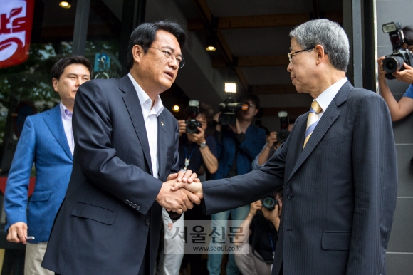 정진석 새누리당 원내대표의 사과를 받아준 김희옥 새누리당 혁신비상대책위원장