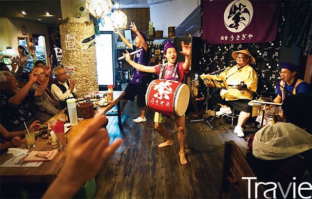 일본 전국적으로 유명세를 떨치고 있는 주점 ‘우사기야うさぎや’. 이곳에서는 매일 오키나와 민요와 전통 춤이 펼쳐진다