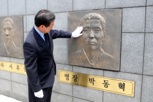 연평해전 전사자 위령탑 찾은 유정복 인천시장